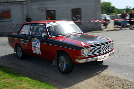 Kurt Mejer i fin stil på vej gennem et sving i sin Volvo 142 på Staksrode-prøven.